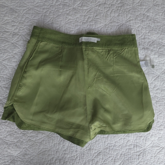 ASTR The Label Kerrigan Green Linen Pleated Asymmetrical High Rise Shorts - Picture 11 of 15